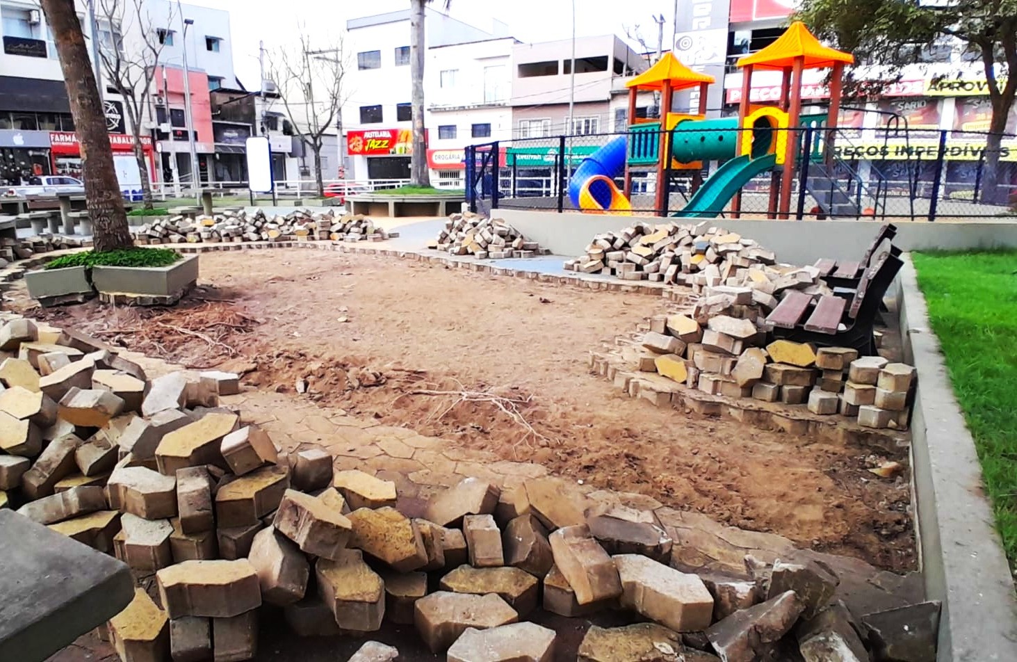 Prefeitura de Pinheiros inicia revitalização da Praça Baiana